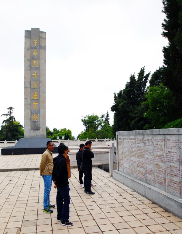 信息管理处党支部到呈贡三台山革命烈士纪念碑祭拜革命先烈